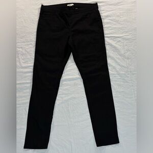 H&M Black Skinny Jeans with Sleek Design.